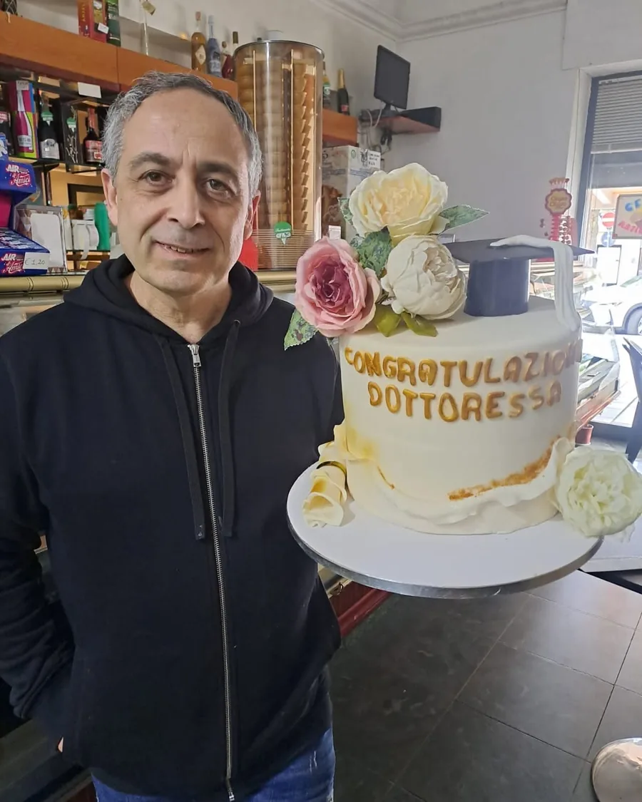 Angelo De Vincenzi in negozio con una torta appena decorata