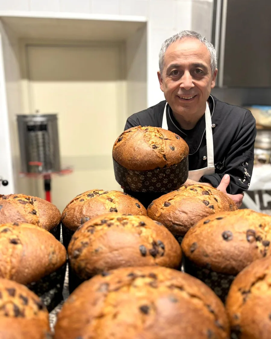 Angelo De Vincenzi in laboratorio con i panettoni appena sfornati