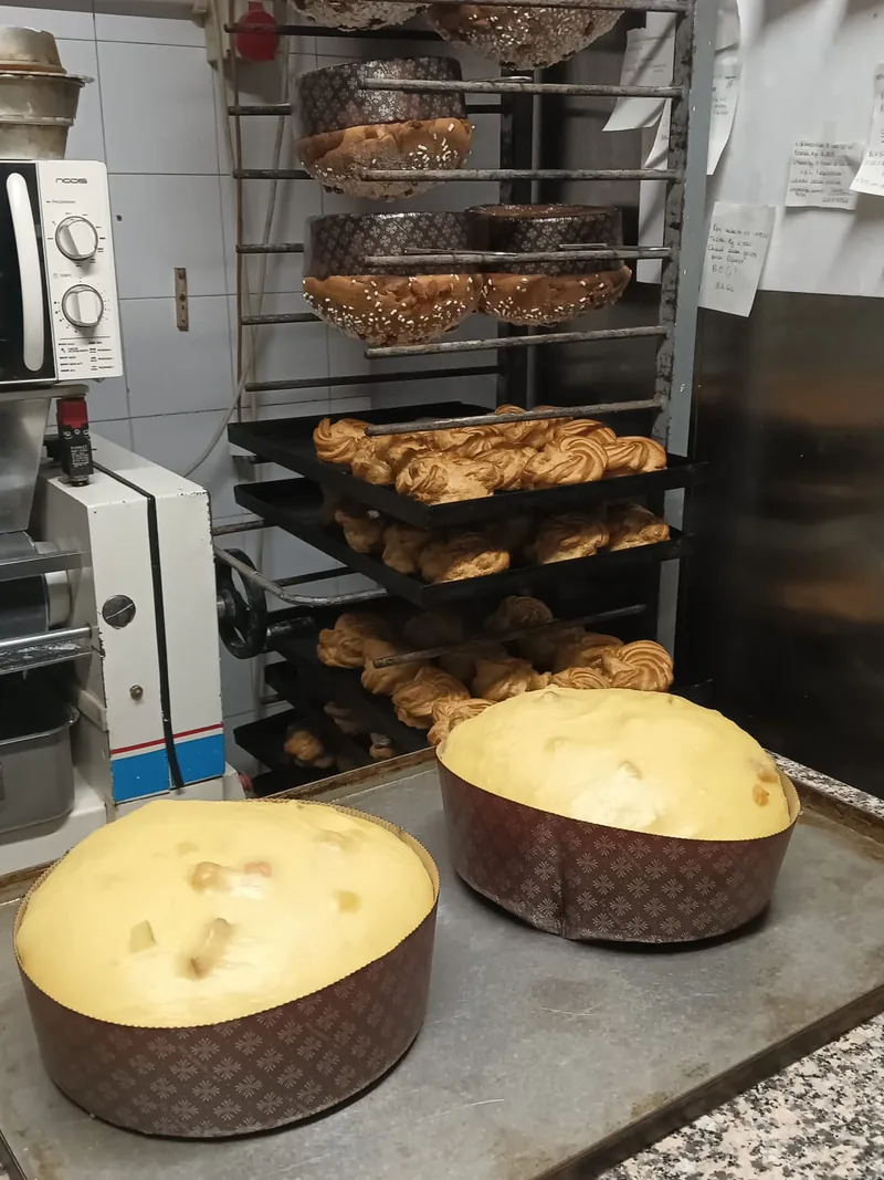Il laboratorio con i panettoni capovolti e le teglie di bignè