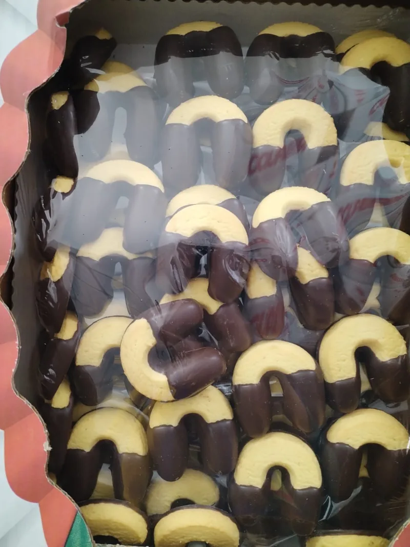 Frollini a ferro di cavallo glassati al cioccolato