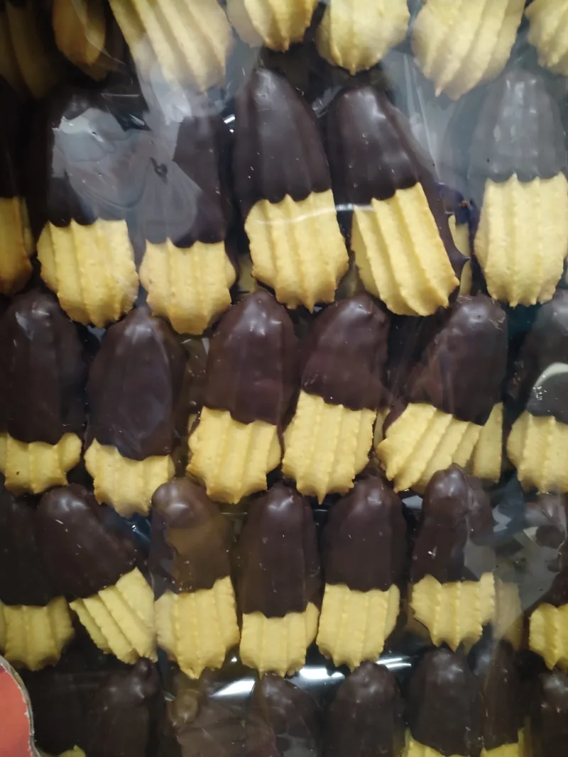 Frollini rigati ricoperti di cioccolato fondente