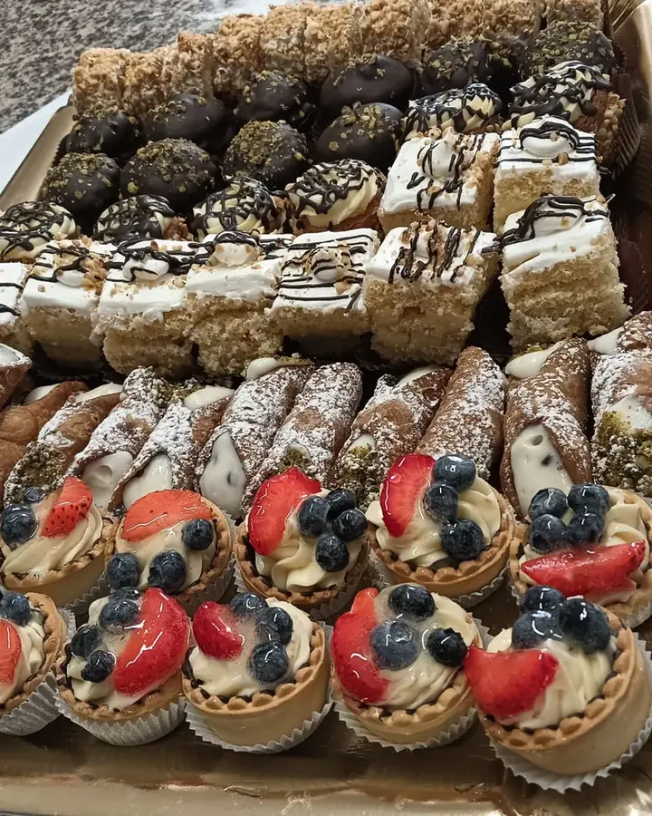 Vassoio di pasticcini mignon: cannoli, crostatine ai frutti di bosco e diplomatici