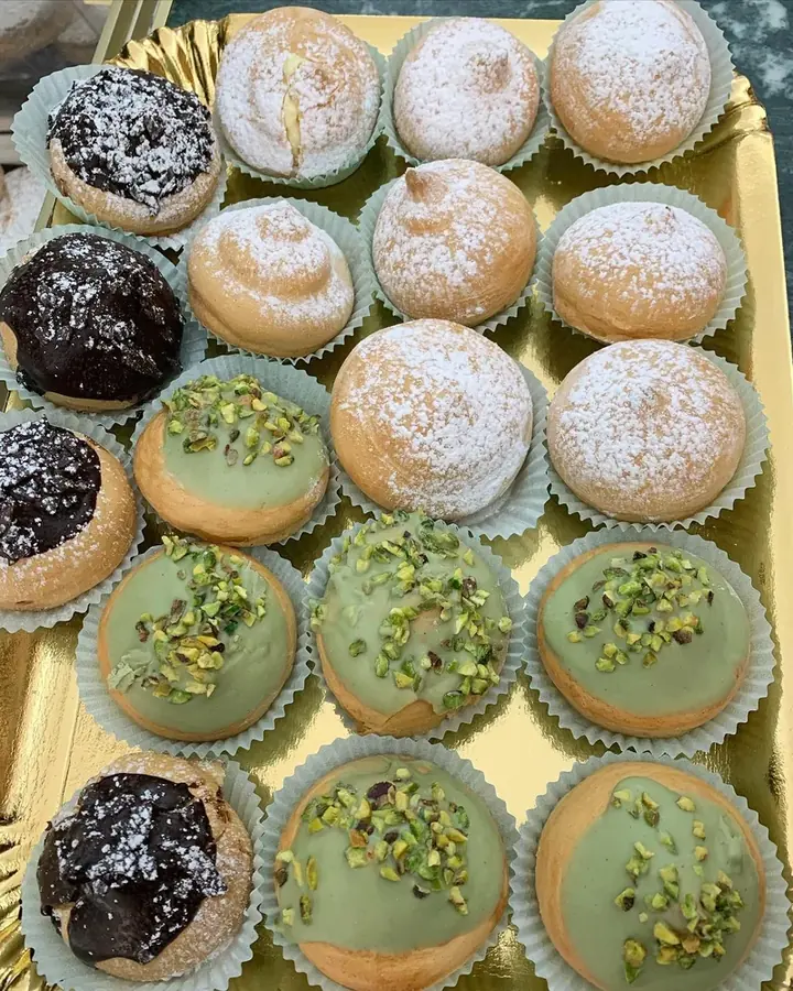 Vassoio di mignon assortiti con granella di pistacchio e bomboloni