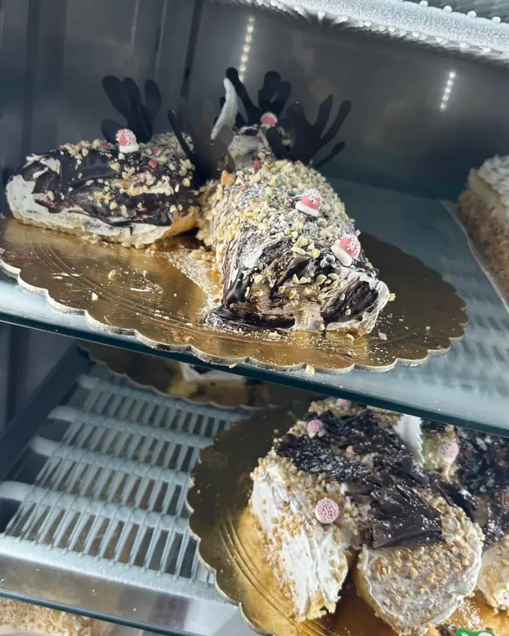 Vassoio di zeppole di San Giuseppe con crema e amarena