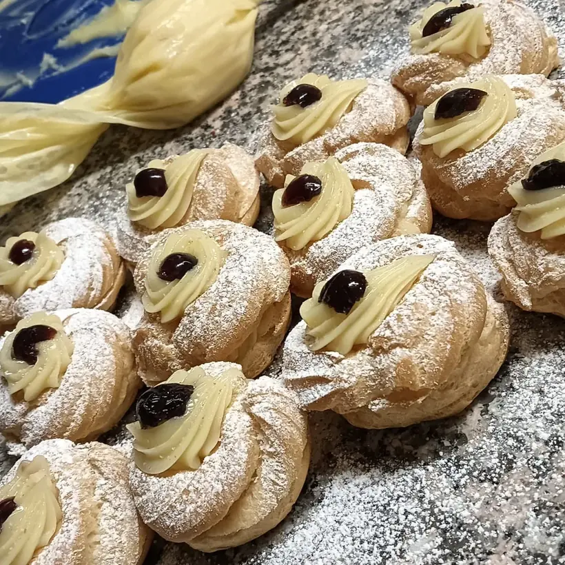 Zeppole con crema e amarena appena farcite