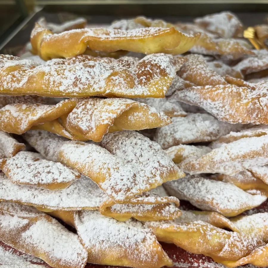 Chiacchiere di carnevale spolverate di zucchero a velo