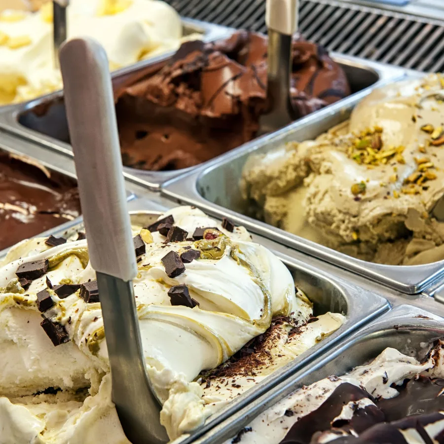 Vaschette di gelato artigianale al pistacchio e al cioccolato