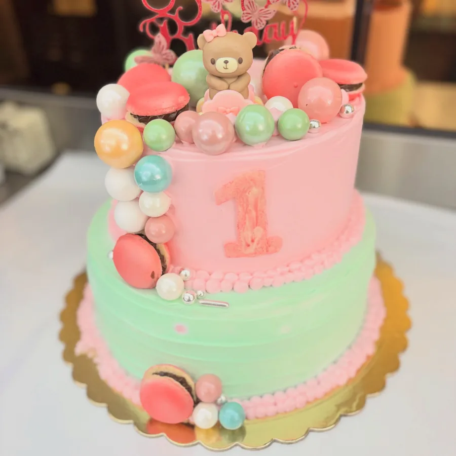 Torta di compleanno a due piani rosa e verde