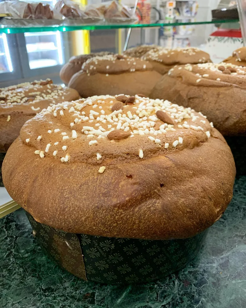 Panettone classico appena sfornato con granella di zucchero