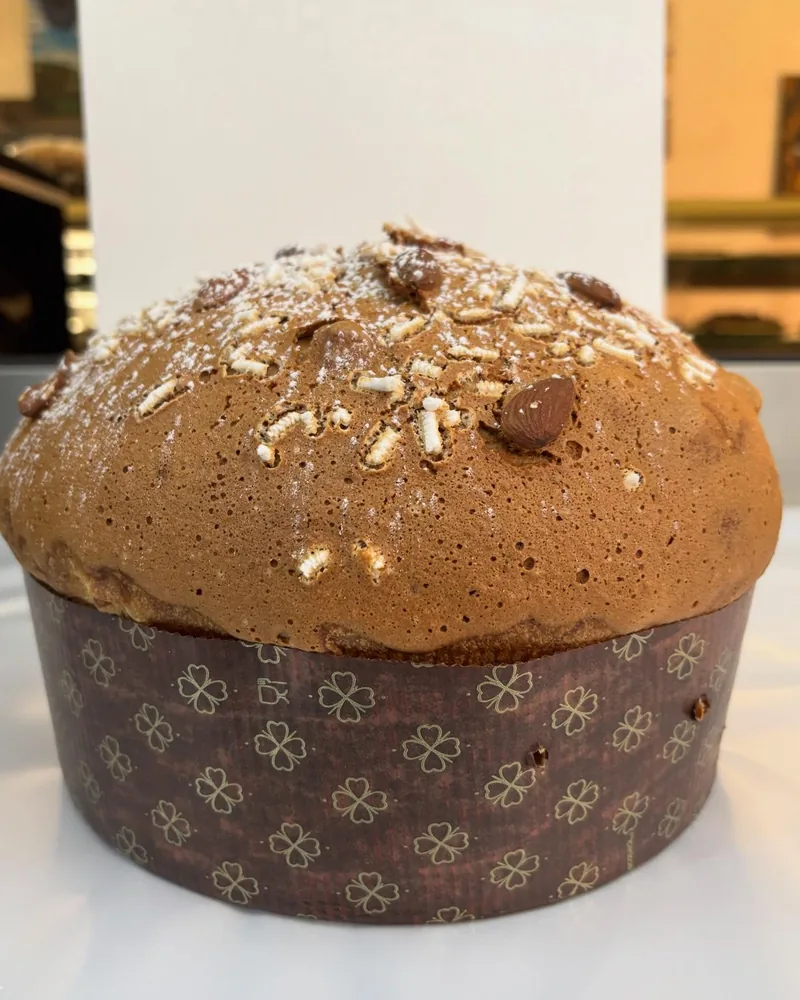 Panettone alto con mandorle e granella