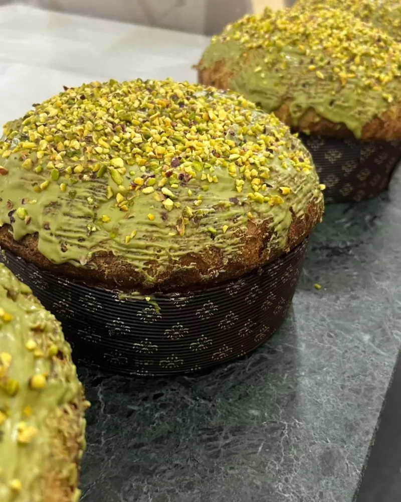 Panettone glassato al pistacchio con granella verde