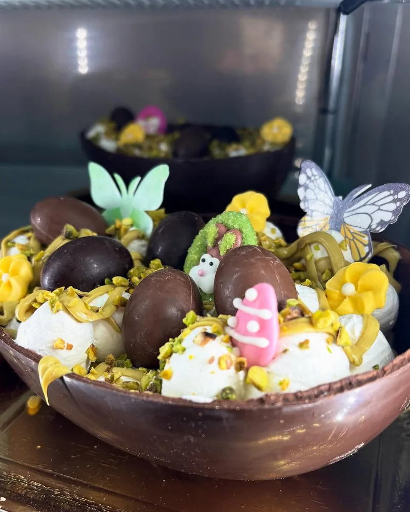 Mezze uova di cioccolato ripiene di crema al pistacchio