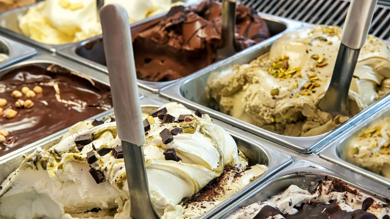 Vaschette di gelato artigianale: crema, pistacchio, cioccolato e stracciatella