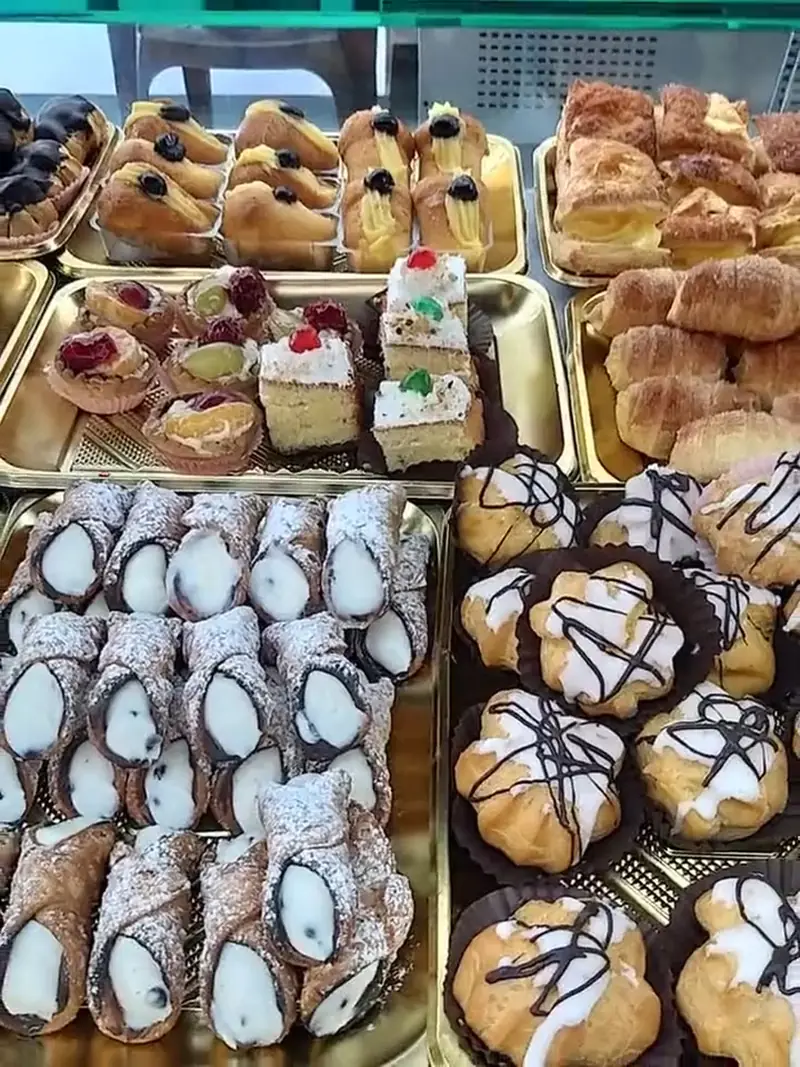 La vetrina della Pasticceria Rex piena di bignè, cannoli, cornetti e paste