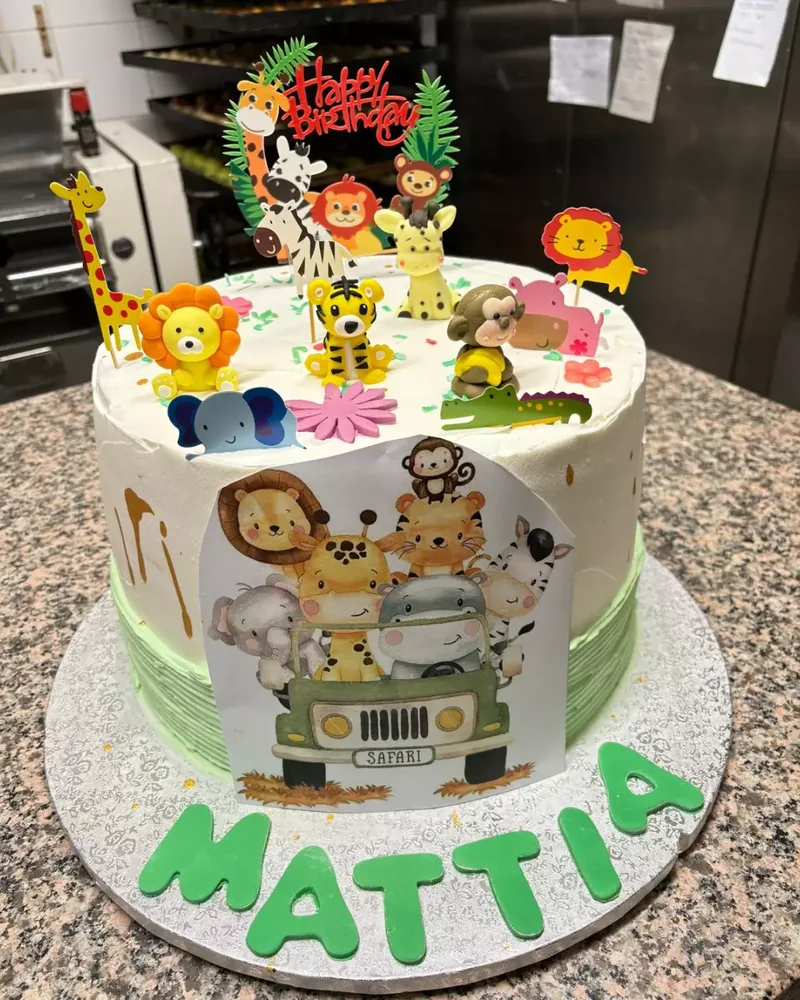 Torta di compleanno per bambino con animali e nome